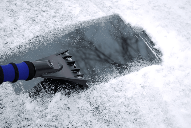 jégkaparás autóablakáról télen